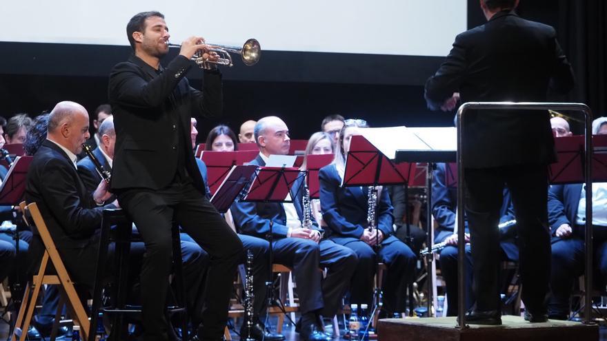 La Banda de Música de Elgoibar se deja atrapar por el espíritu de la Navidad