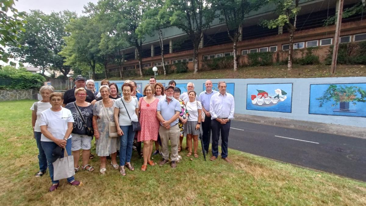 Muro de la escuela Allende Salazar con murales inspirados en el ikebana, símbolo de paz.