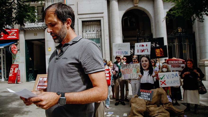 Derecho a Vivir entrega más de 91.000 firmas a Irene Montero contra la ley del aborto