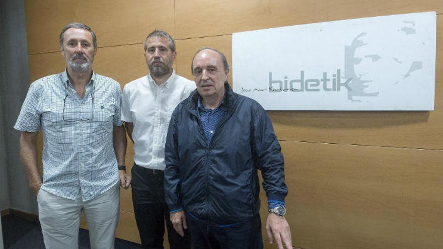 Jexus Mari Mujika y Jesús Alberdi flanquean a Andoitz Korta.