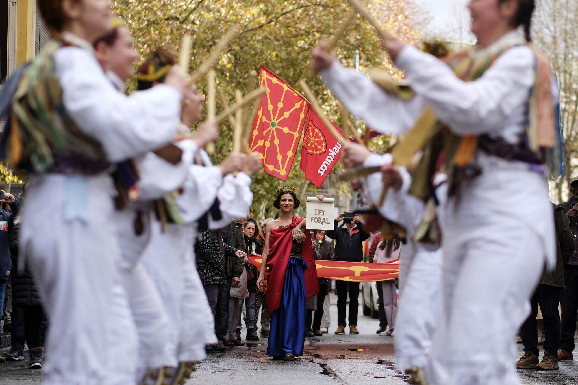 Fotos del homenaje a la estatua que corona el monumento que se erigió hace más de 100 años recordando la lucha popular en el Día de Navarra