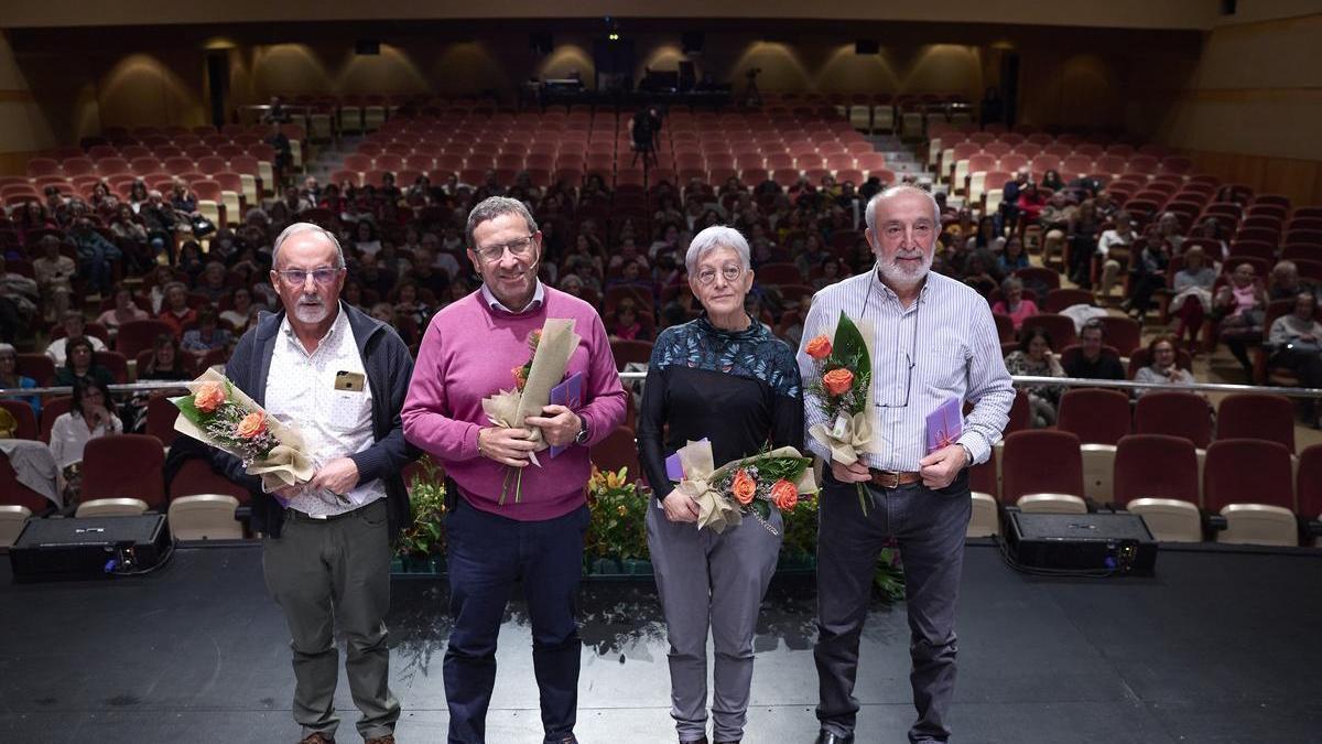 De i a d, Patxi Martínez, Jesús Arana, Mariaje Osinaga y Jesús Remírez, en el homenaje que han recibido en el Auditorio Barañáin, en el marco del XIII Encuentro de Clubes de Lectura de Navarra.