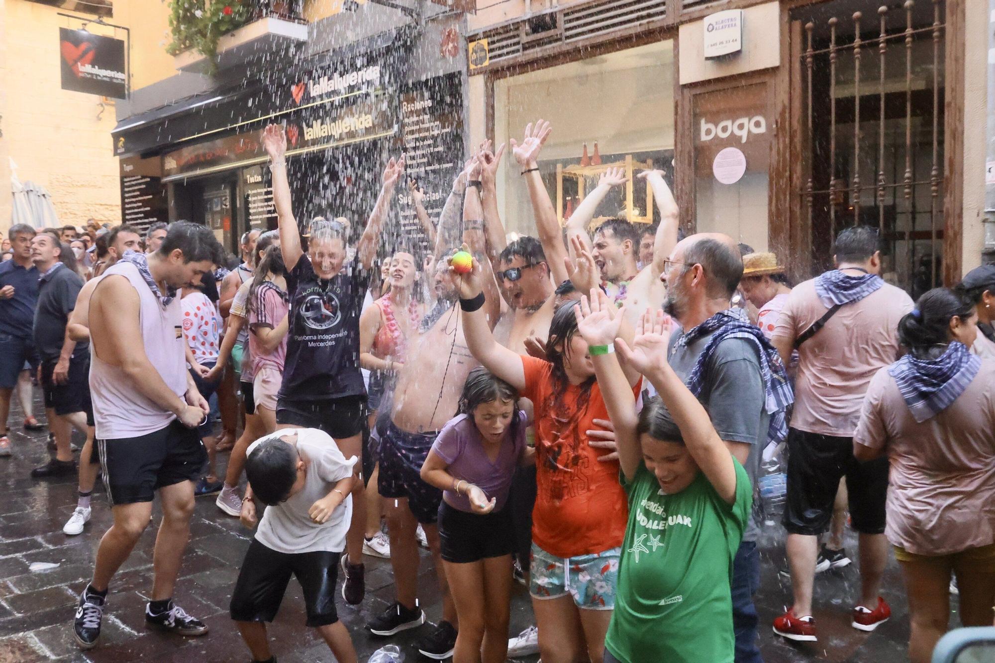 En imágenes: Vitoria sale a la calle a celebrar La Blanca tras el txupinazo