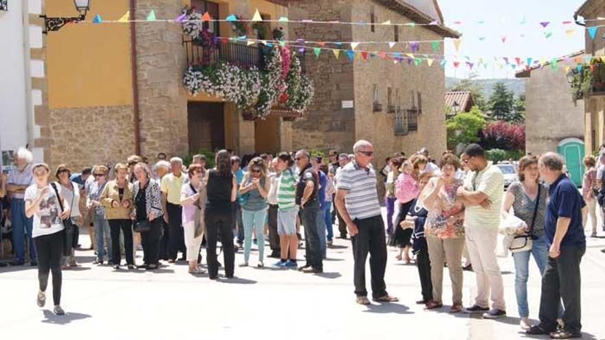 Decenas de personas, disfrutando este sábado del Día de Valdizarbe en Úcar.