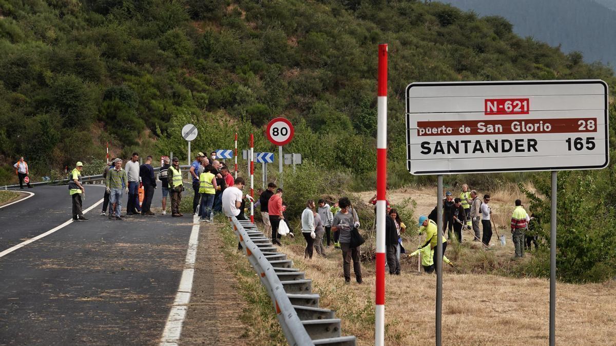 Vecinos de uno de los pueblos confinados en el entorno de los Picos de Europa, en Tierra de la Riena, León.