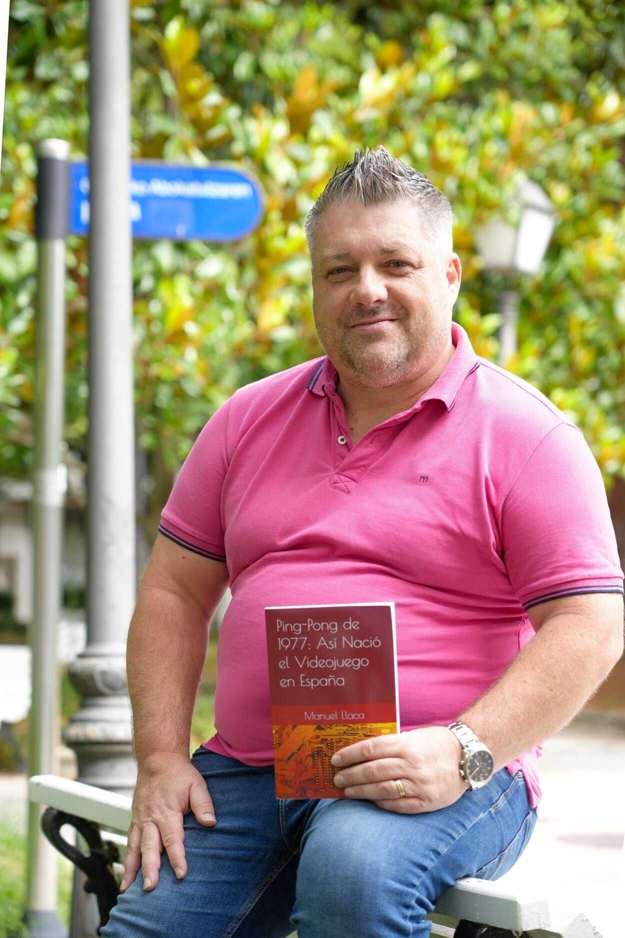 El escritor y analista Manuel Llaca con un ejemplar de su nuevo libro.