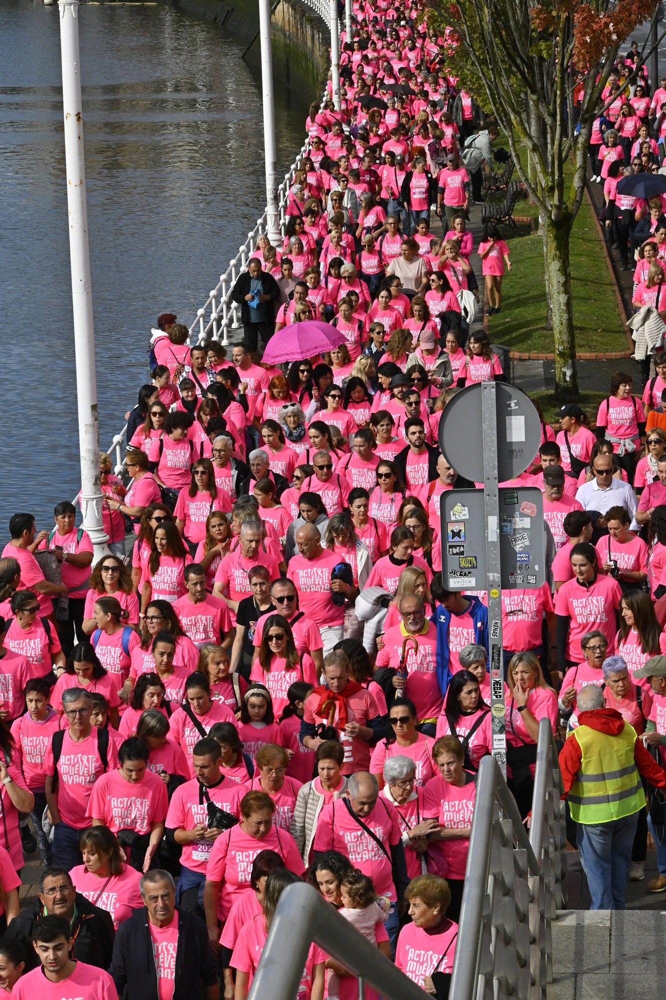 En imágenes: los paraguas tiñen la marea rosa de Bilbao