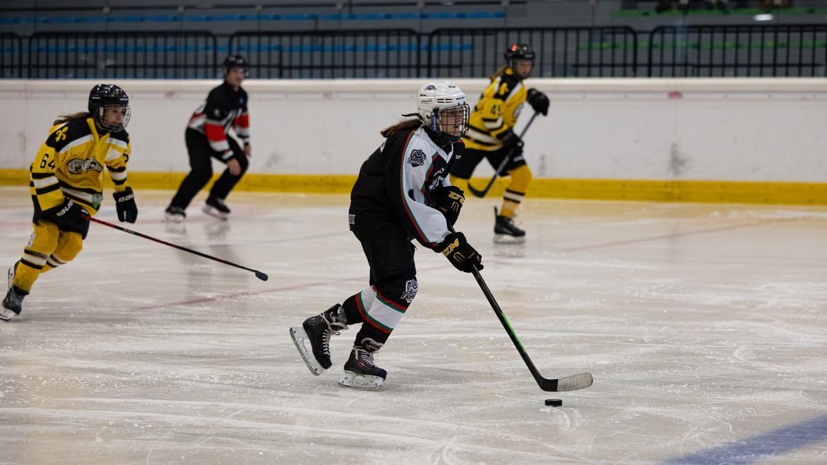 Una jugadora del Tartalo conduce el disco en el encuentro ante el Puigcerdà.