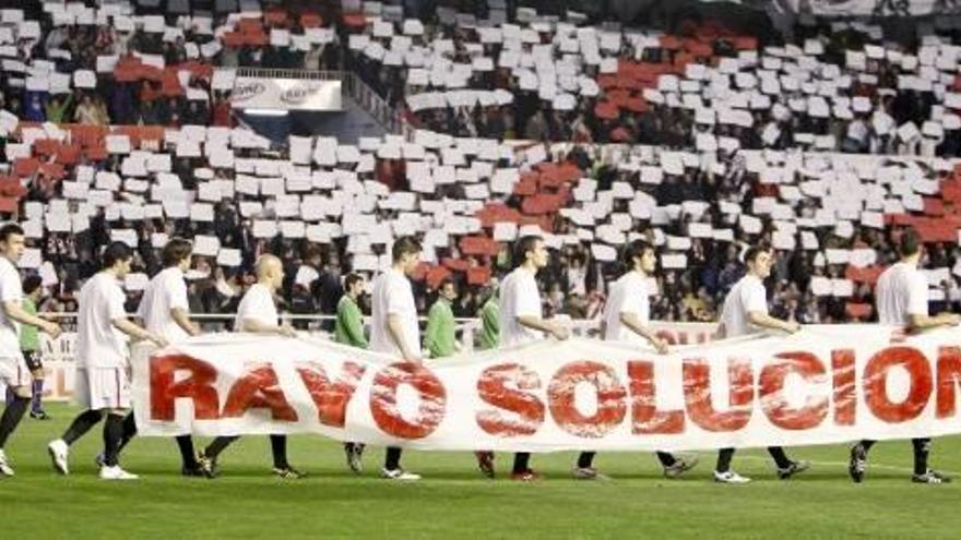 Los jugadores del Rayo Vallecano protestaron al comienzo del partido que disputaron ante en Betis.