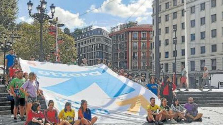 Bilbao Konpartsen ordezkariak manifestazioaren aurkezpenean.