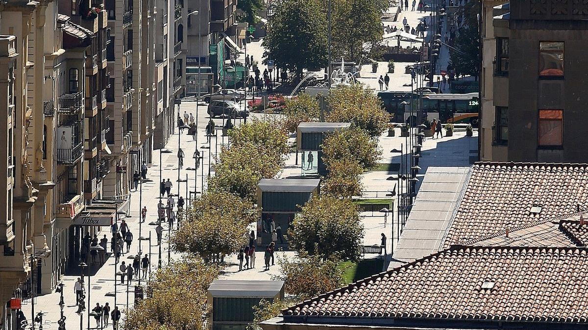 Vista de la Avenida de Carlos III, de Merindades a la Plaza de la Libertad Vista de la Avenida de Carlos III, de Merindades a la Plaza de la Libertad