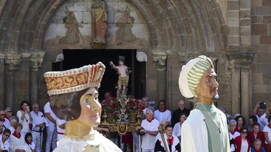 San Sebastián se pasea entre sus vecinos