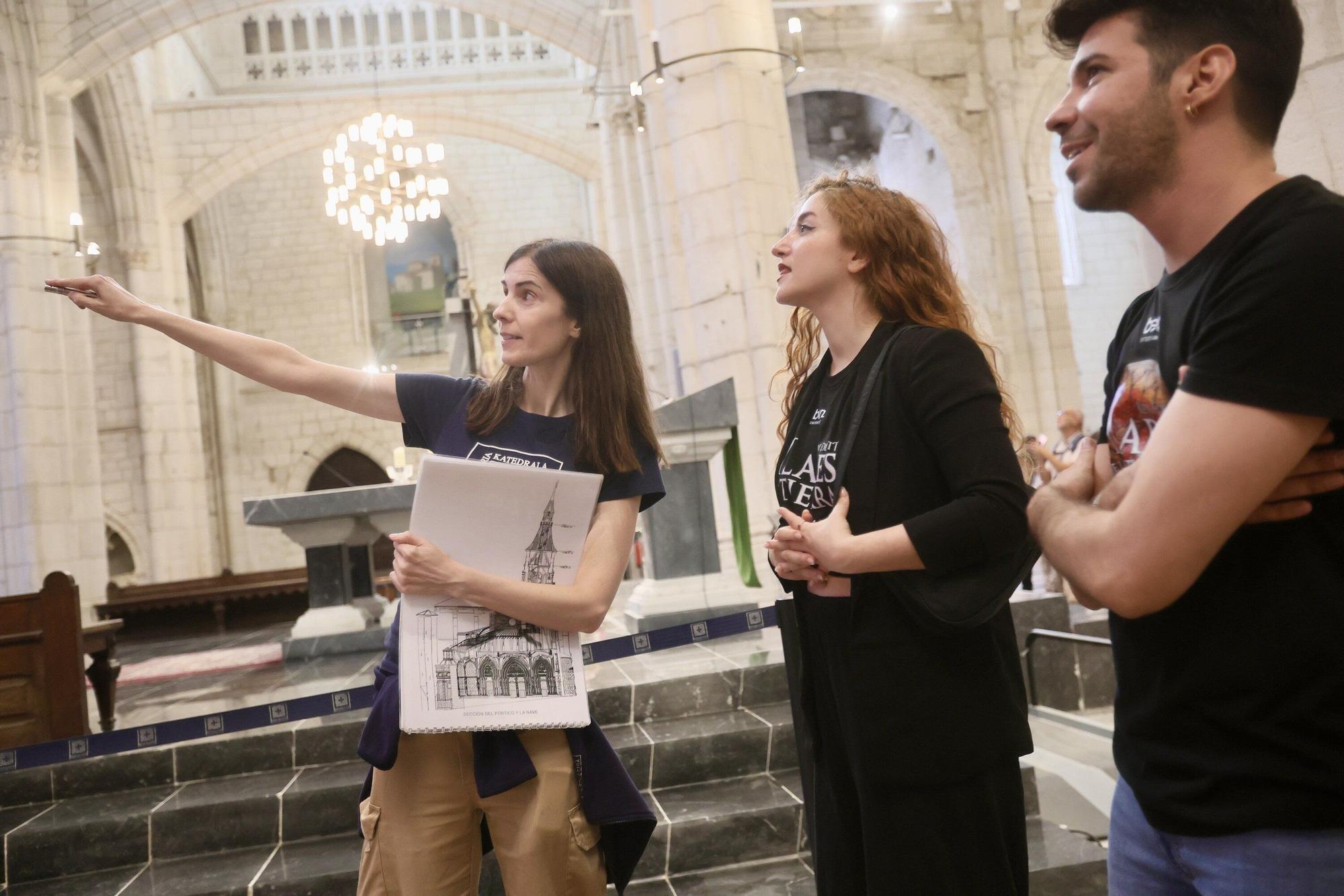 En imágenes: Parte del equipo de 'Los pilares de la Tierra, el musical' visita la Catedral Santa María de Vitoria-Gasteiz