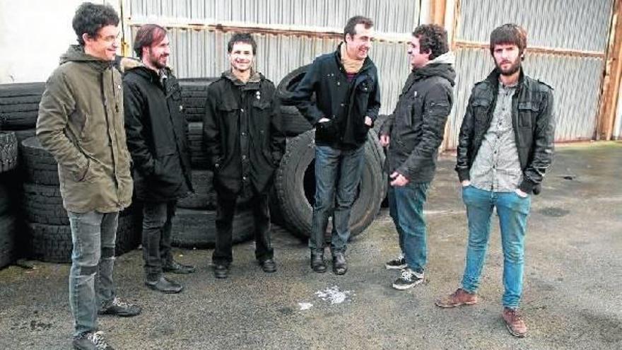 De izquierda a derecha, Karlos, Iván, Martxel, Javi, Eneko y Xabi, en un polígono de Irun cercano al local de ensayo de Lisabö.
