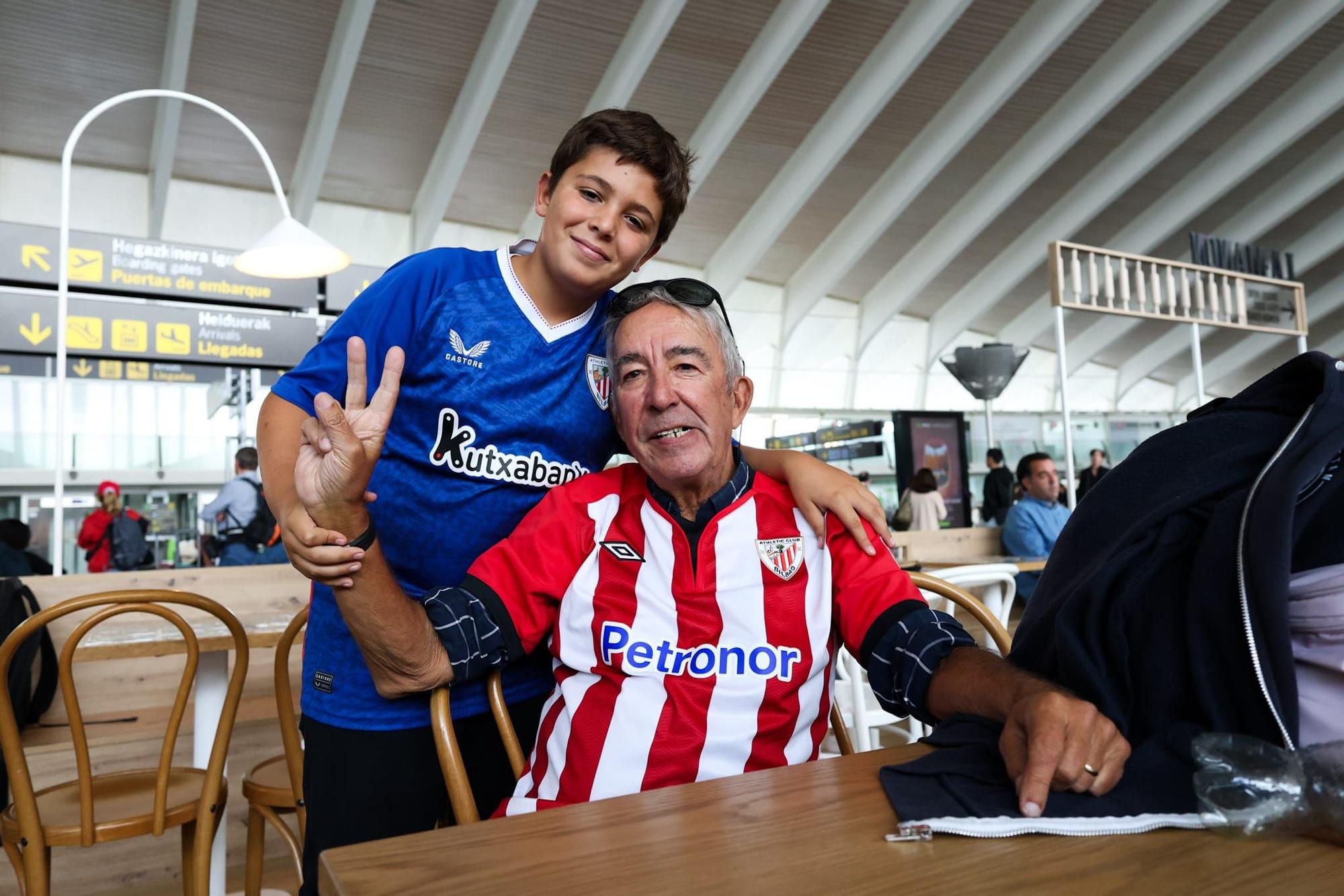 Aficionados del Athletic en el aeropuerto de Bilbao antes de viajar a Dortmund
