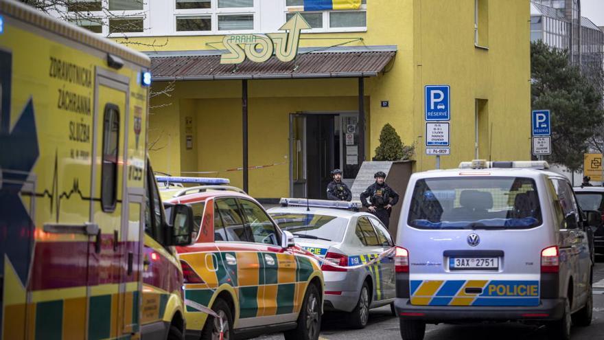 Un estudiante mata a su profesor con un machete en un colegio en Praga