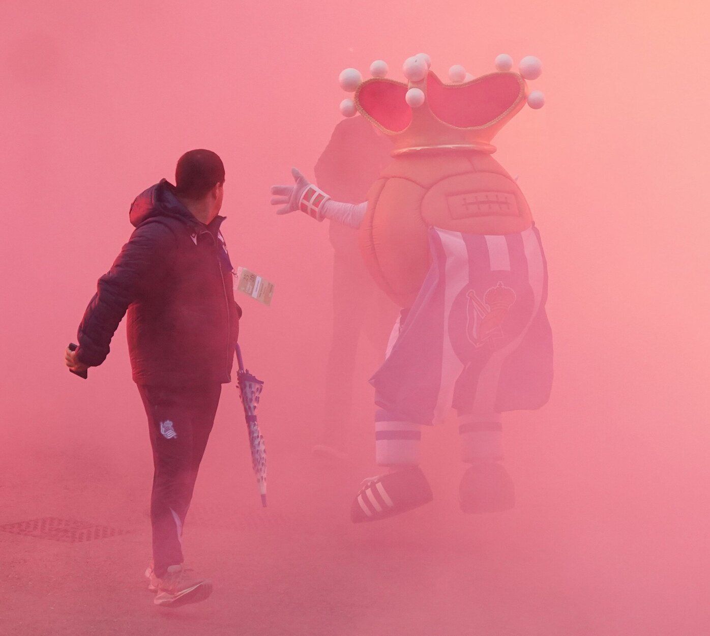 Recibimiento antes del derbi