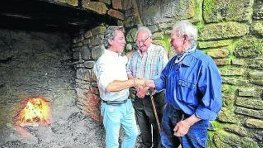 Juan y Julián Arana, en el encendido del horno.