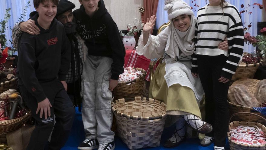 Olentzero y Mari Domingi preparan su agenda con los niños de Vitoria el día 24