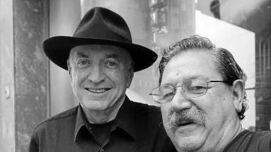 William C. Gordon (i) junto al novelista Paco Ignacio Taibo.