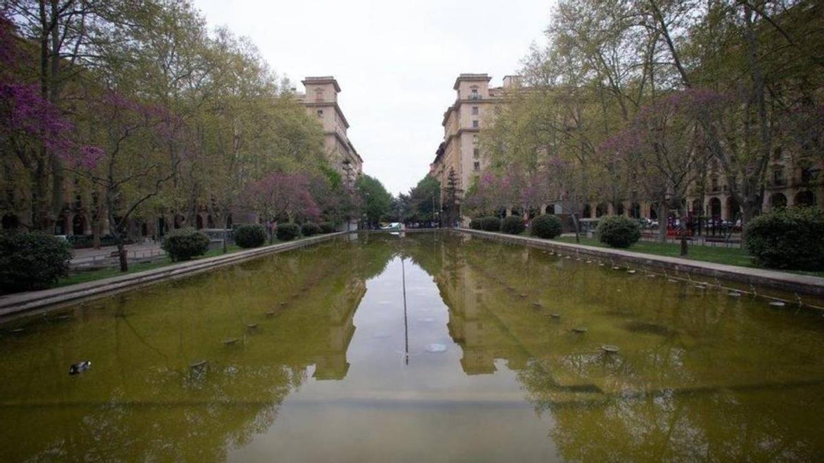 Imagen de la plaza de la Libertad, con el estanque.