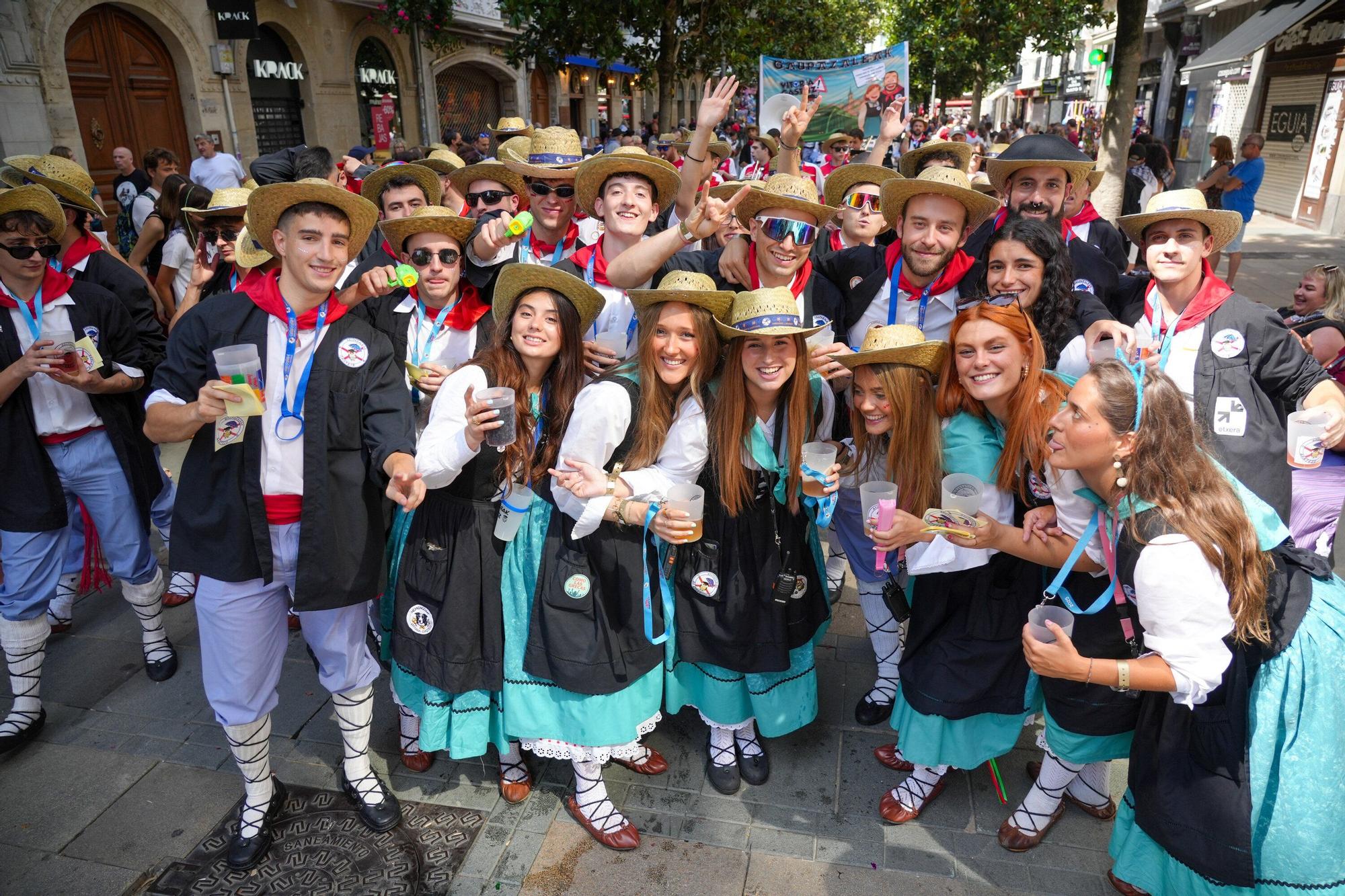 En imágenes: Blusas y neskas desfilan en el primer paseíllo