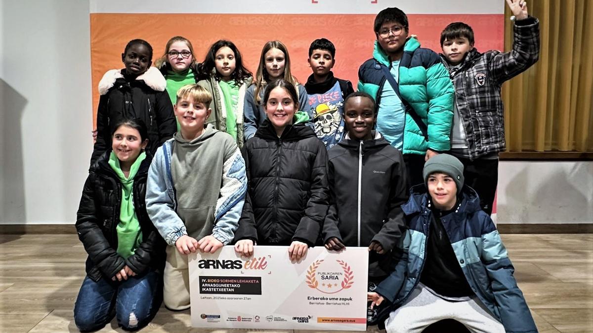 Alumnado de Berriatua Herri Eskola, ganadores y ganadoras del Premio del público por el video &#039;Erberako ume zapuk&#039;