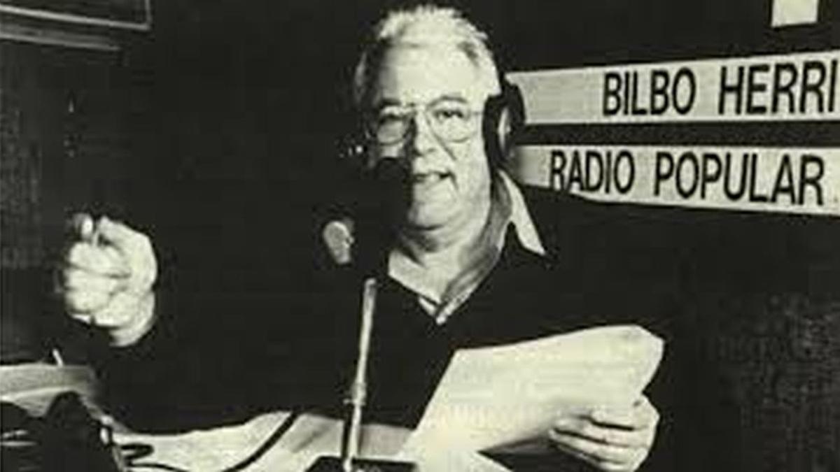 Imagen de Javier Reino al frente de un micrófono, un hábitat general.