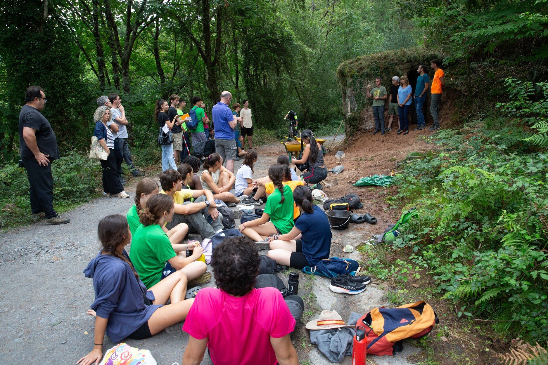 Fotos del campamento juvenil que localiza y recupera búnkeres del franquismo en Bera