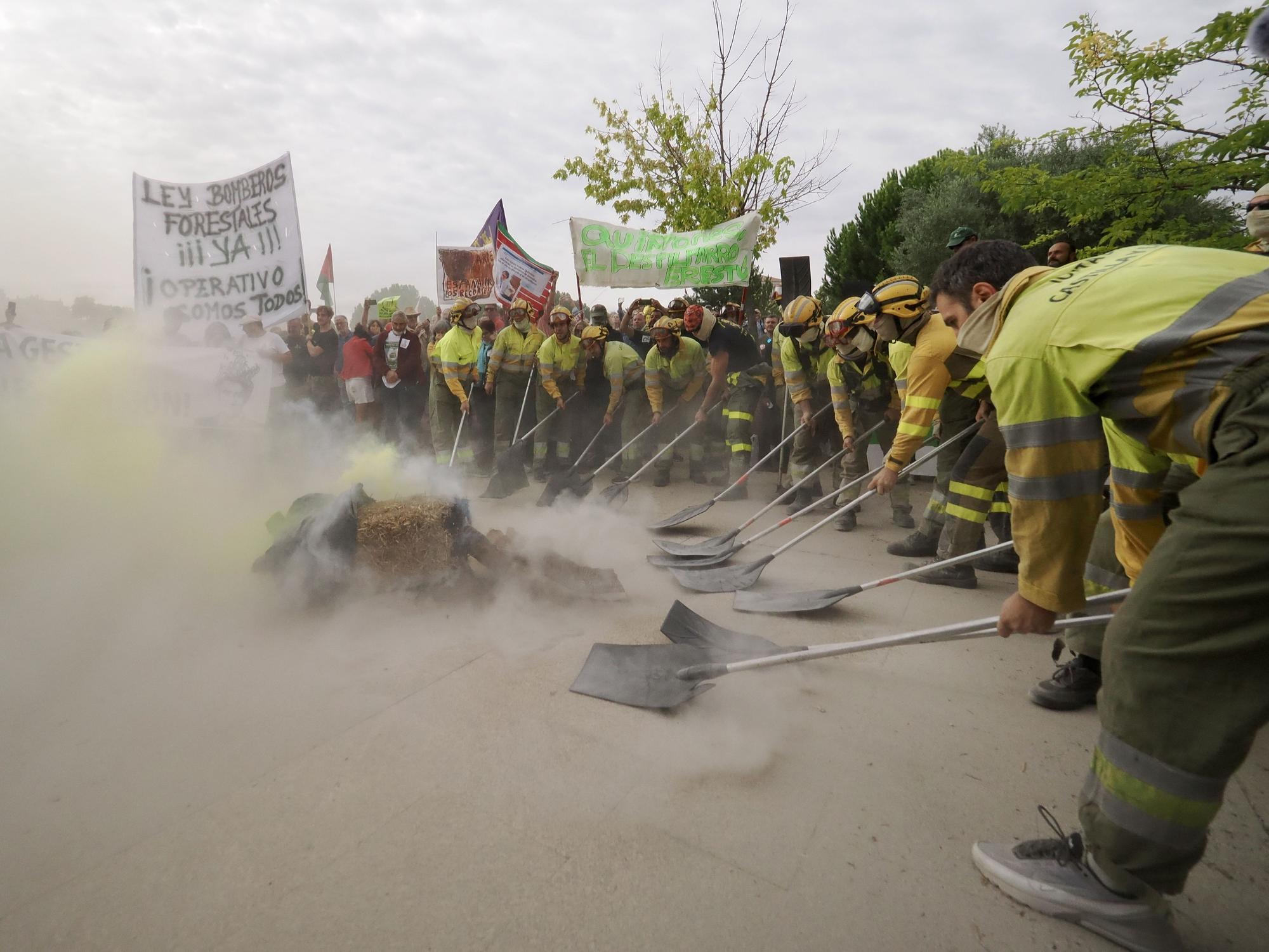 Bomberos forestales protestan frente a las Cortes de Castilla y León durante la comparecencia de Mañueco