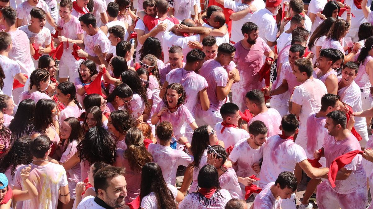 Multitud de gente tras el cohete.