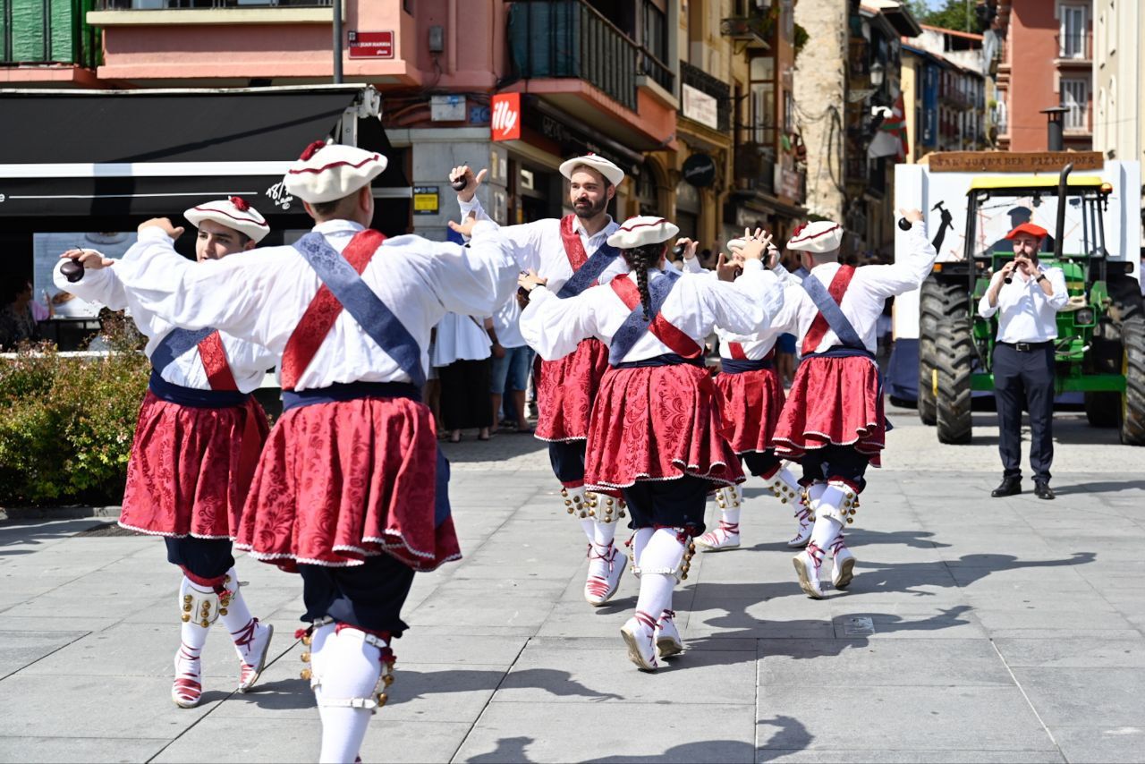 Gran ambiente en el desfile de la Euskal Jira de Irun