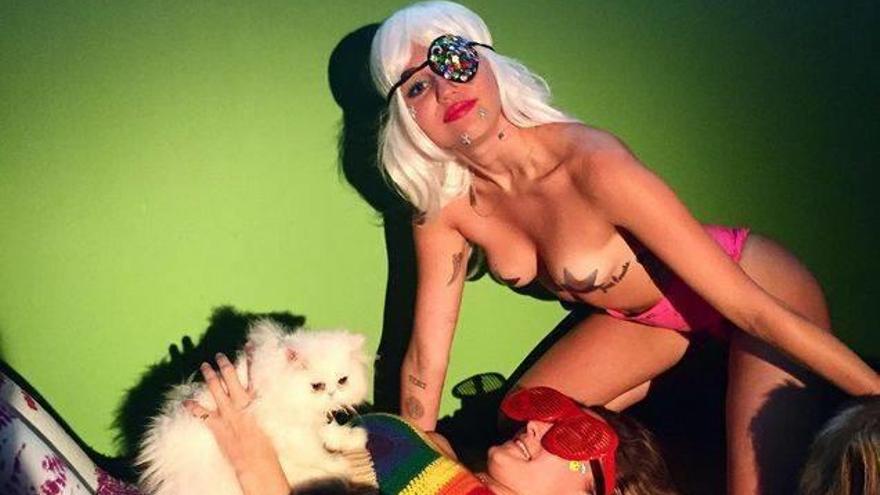 Miley Cyrus busca likes en topless.