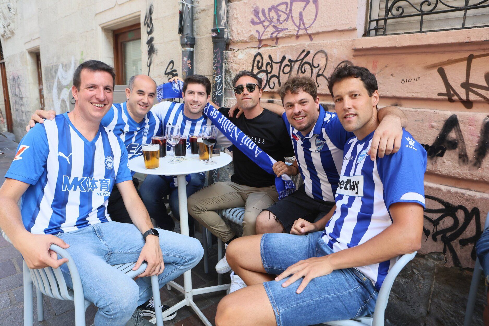 En imágenes: las aficiones de Alavés y Atlético se dejan notar en Vitoria