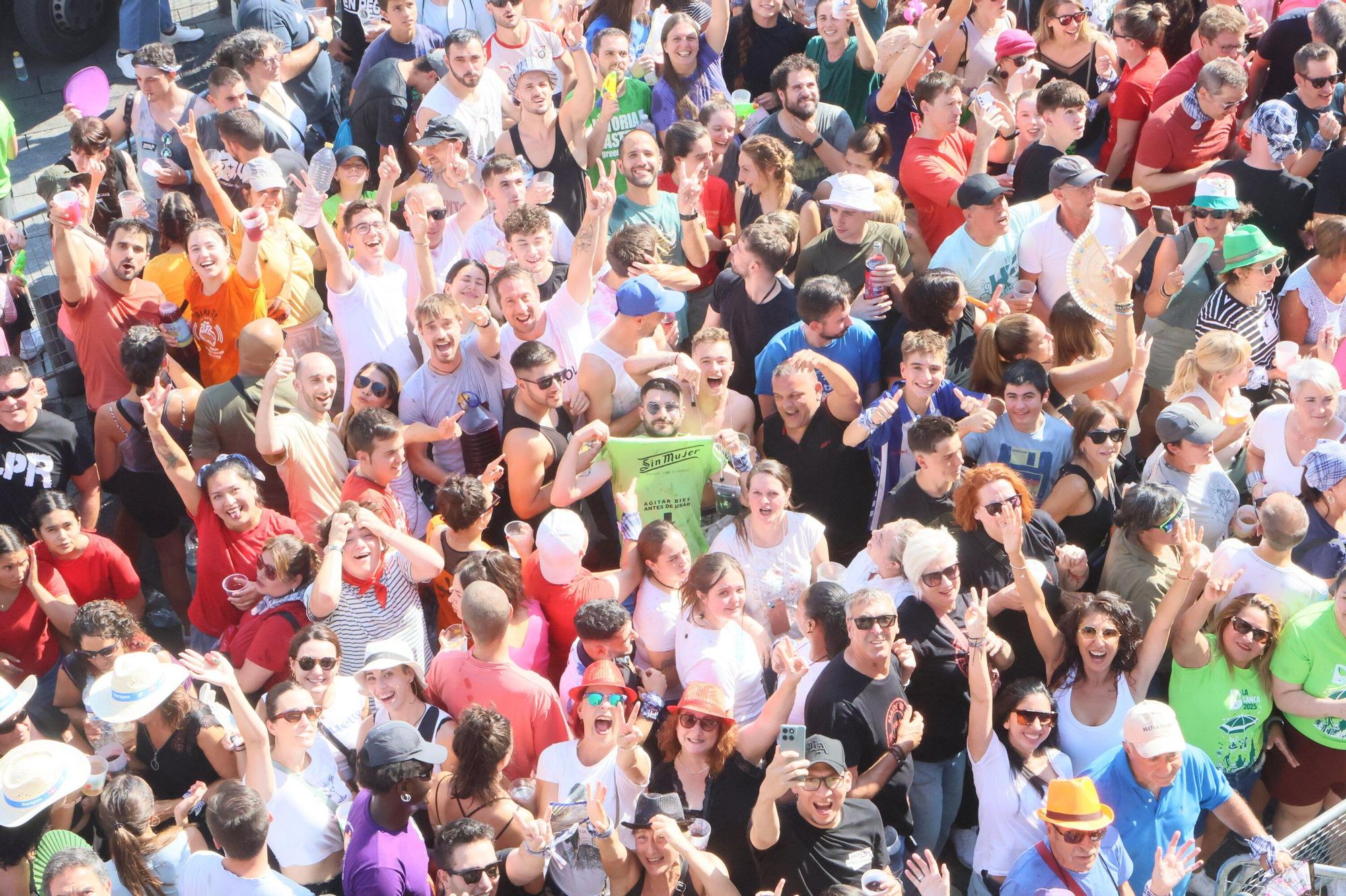 En imágenes: Vitoria sale a la calle a celebrar La Blanca tras el txupinazo