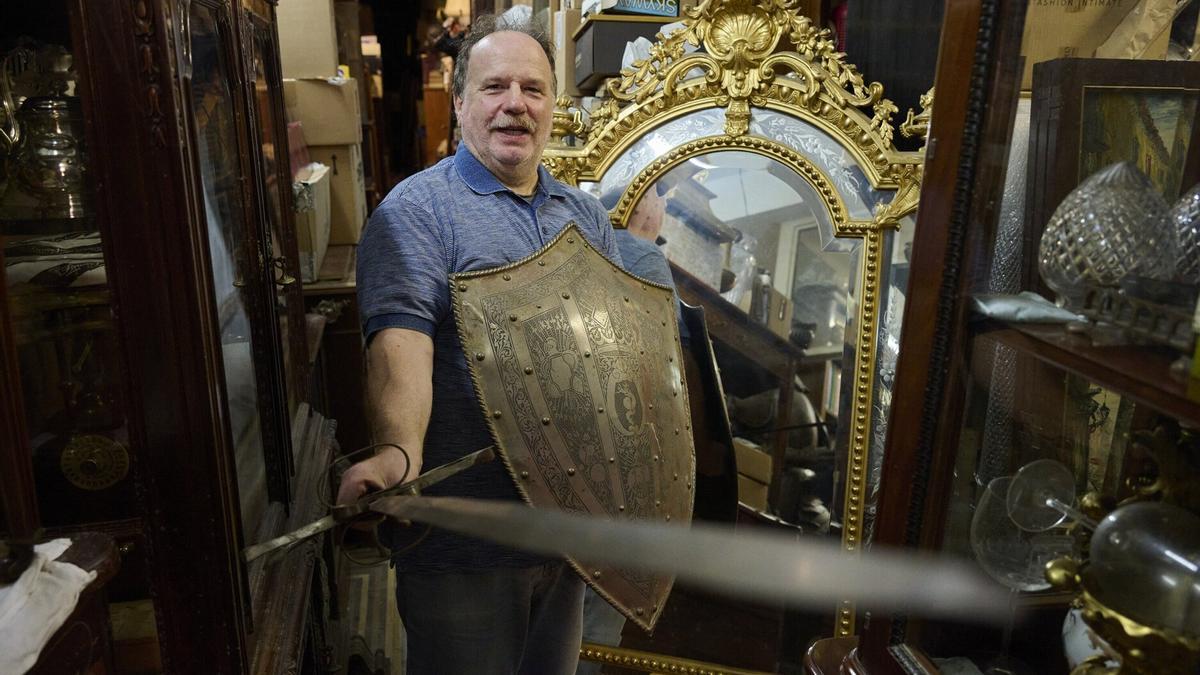 Pachi Echarri, con un escudo y una espada.