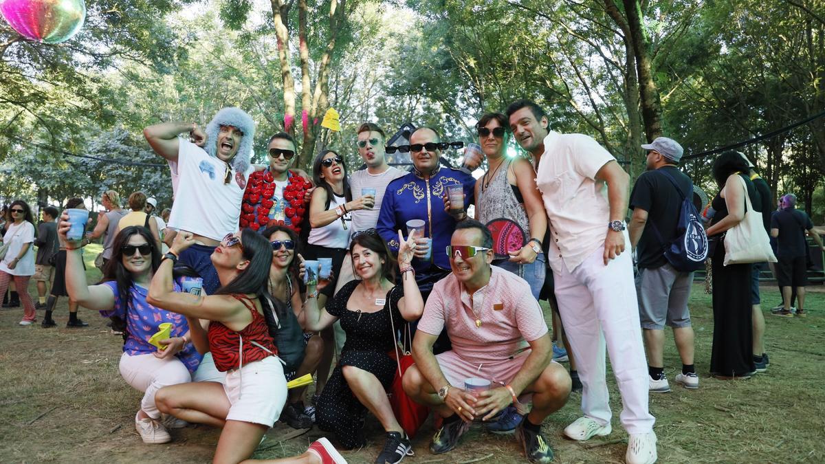 Asistentes disfrutando del festival y de sus consumiciones