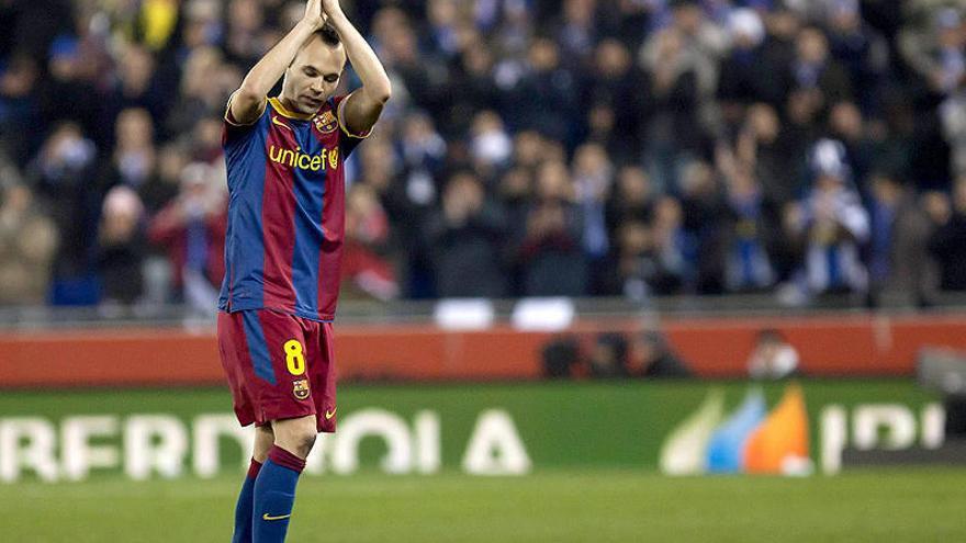 Andrés Iniesta abandona un terreno de juego ovacionado por la afición.