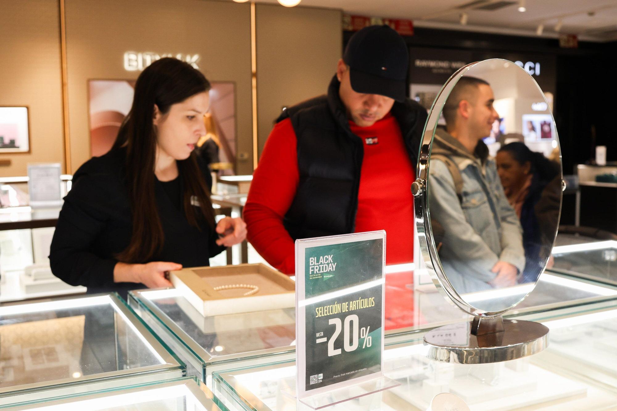 En imágenes: Los bilbainos se echan a la calle por el Black Friday