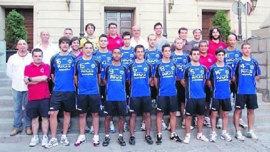 Jugadores, cuerpo técnico y directivos del Ríos Renovables se hicieron la foto delante de la fachada del Ayuntamiento de Tudela.