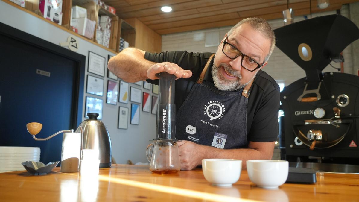 El barista Honorio García en Trike Koffee Roasters El barista Honorio García en Trike Koffee Roasters
