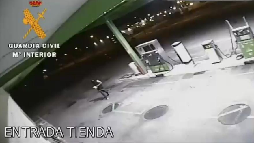 El autor material del robo, captado por las cámaras de la gasolinera.
