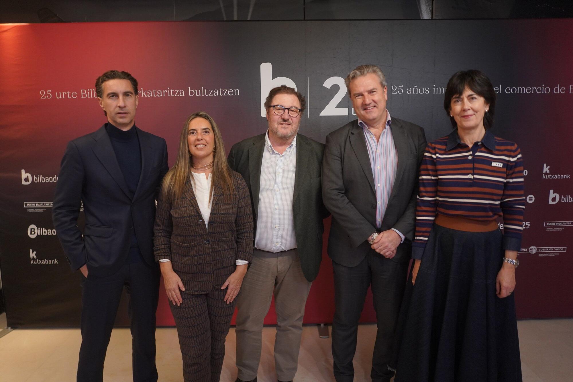 El viceconsejero Xabier Ochandiano; Idoia Gutiérrez en nombre de DEIA, Antonio Seco, Javier Garcinuño y María José Arrieta.
