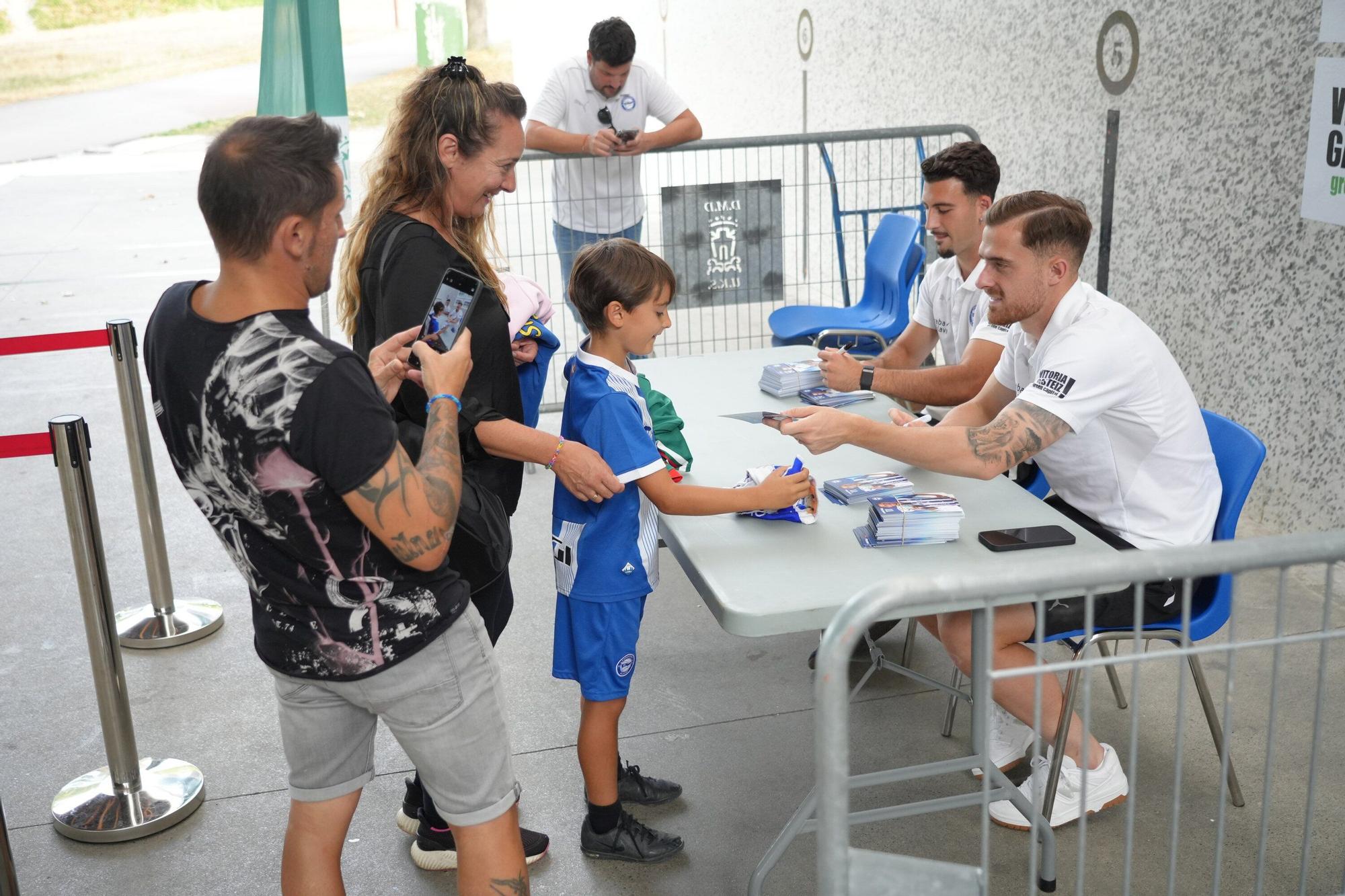 En imágenes: Toni Martínez y Víctor Parada firman autógrafos en las piscinas de Gamarra