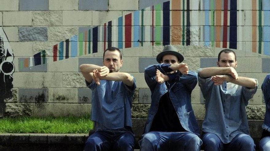 Los cuatro bailarines de Kukai Dantza que mañana interpretarán ‘Topa’.