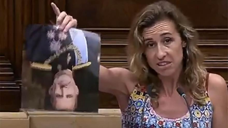 La CUP rompe en el Parlament catalán una foto de Felipe VI: &quot;Los catalanes no tenemos rey&quot;