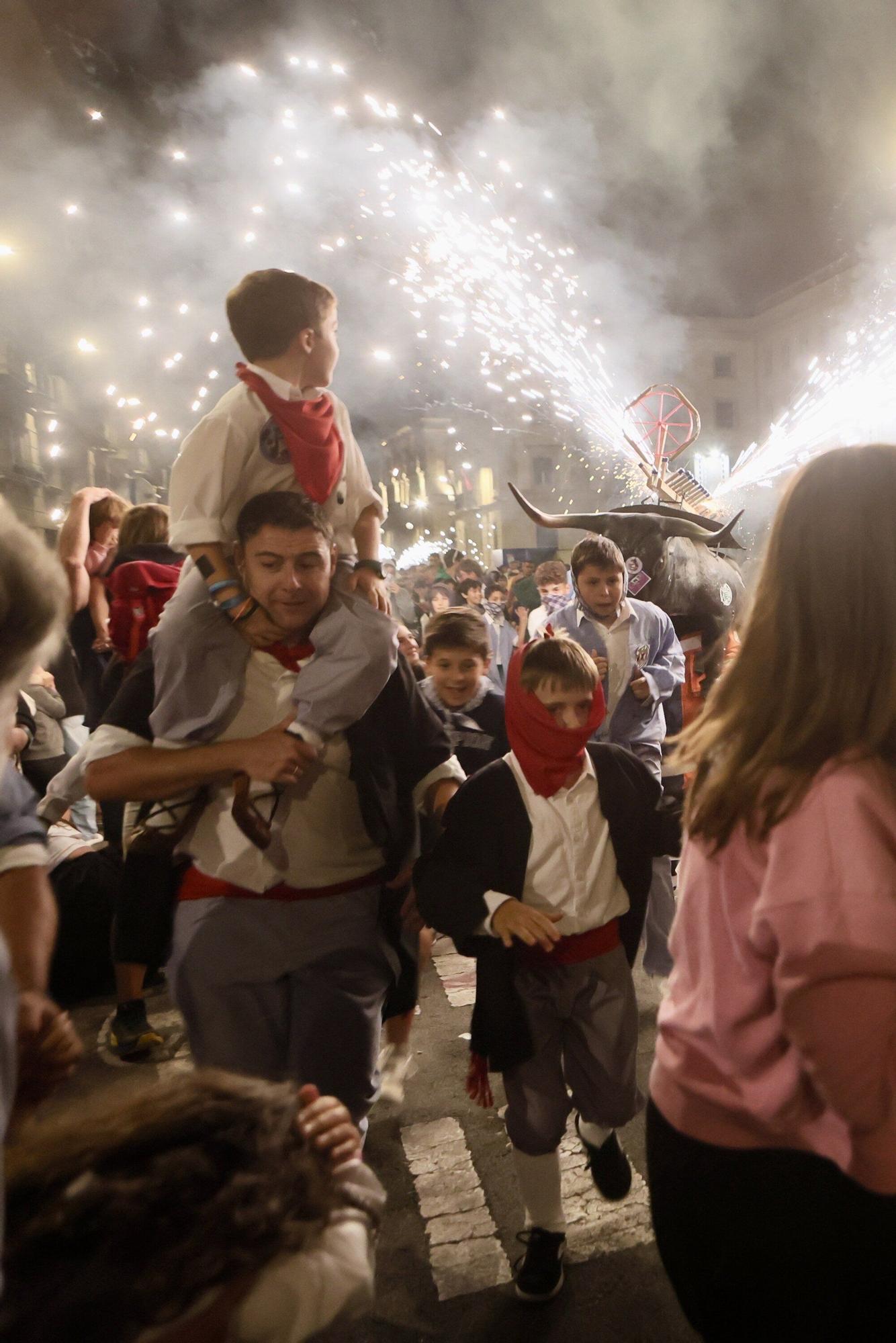 Toros de fuego en la calle Olaguibel
