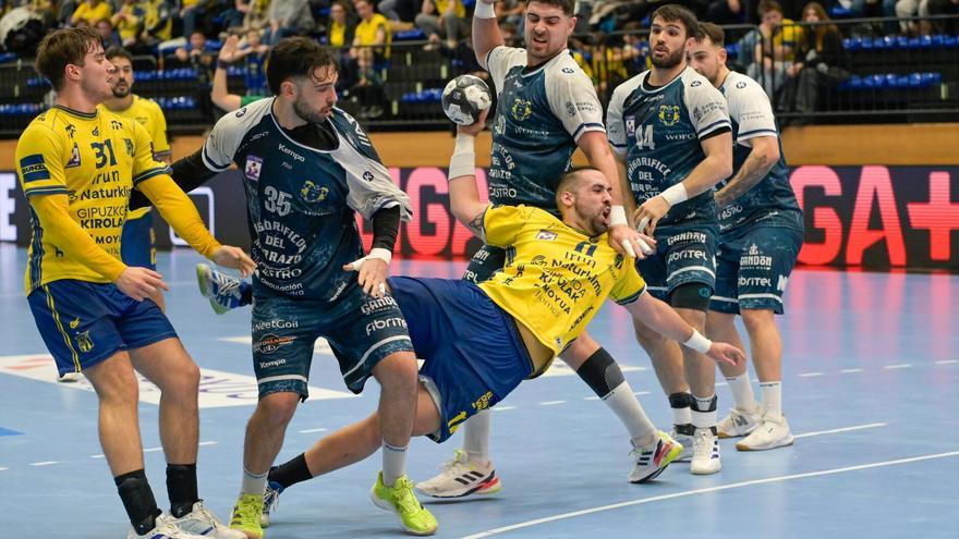 [Fotos] El Bidasoa derrota al Cangas en Artaleku (30-27)