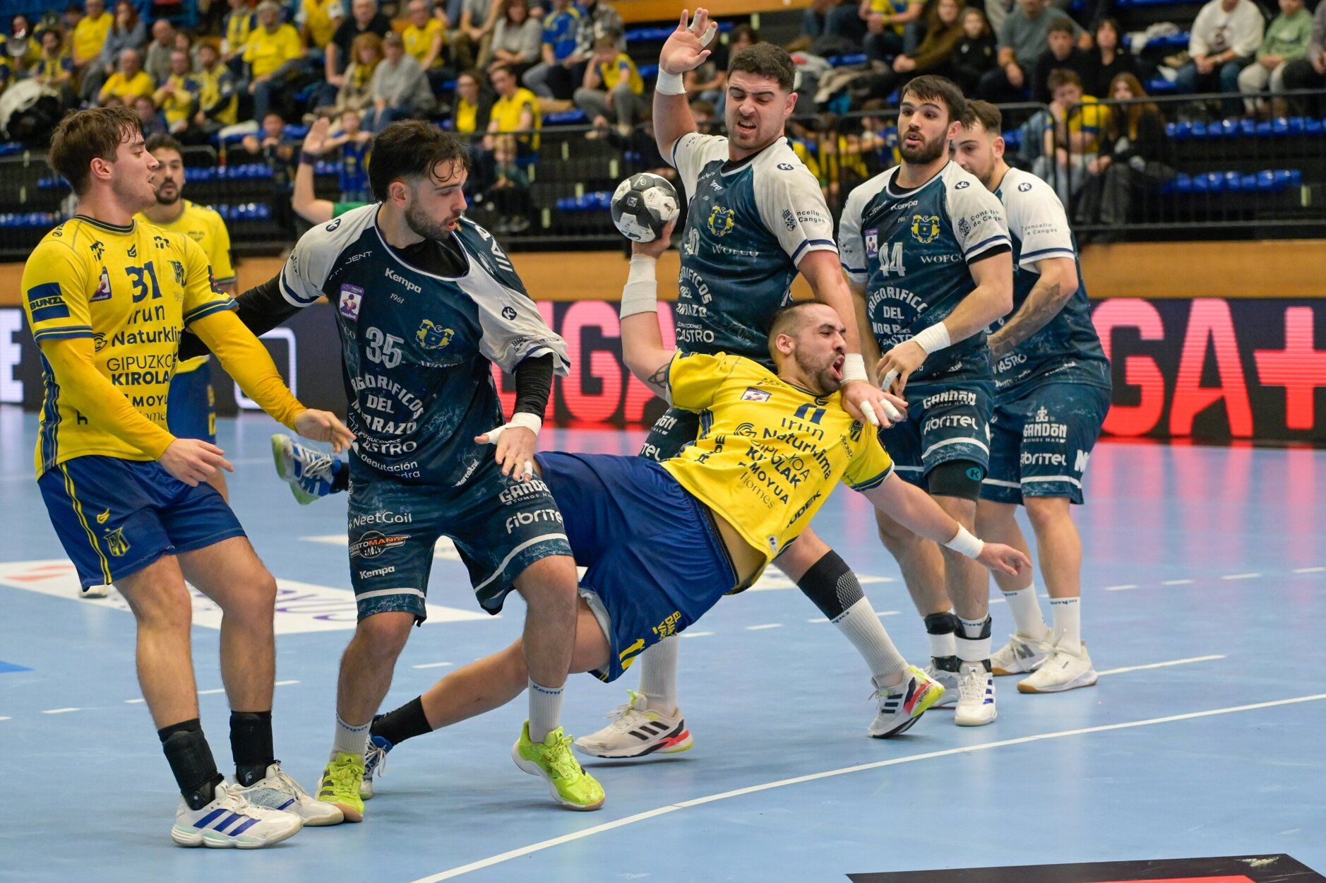 El Bidasoa derrota al Cangas en Artaleku (30-27)