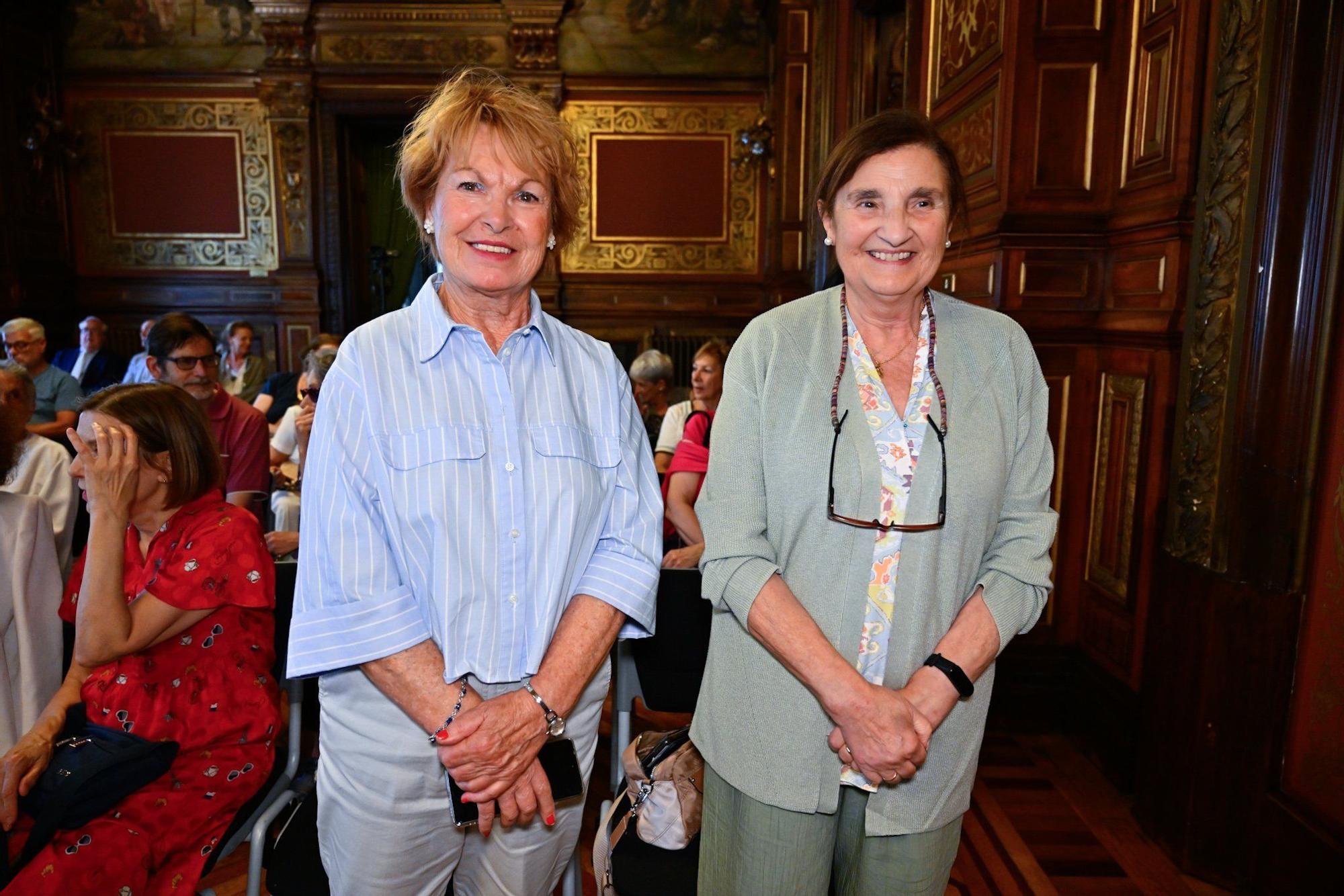 María del Carmen de Santiago y Marta Jauregui aguardaban con interés el inicio de la conferencia de Mikel Lertxundi.